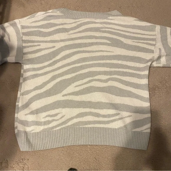 Anthropologie Varley Calvert Striped Oversized V-Neck Sweater Gray Zebra Size M - Picture 11 of 11